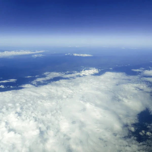 Céu Acima das Nuvens, Fundo de paisagem nublada, Céu azul e Fluff — Fotografia de Stock